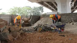 Pekerja menyelesaikan pembangunan skate park di bawah flyover Pasar Rebo, Jakarta, Rabu (28/8/2019). Skate park ini memiliki fasilitas tempat bermain anak, kolam budi daya perikanan dan pertanian kota, musala dan toilet yang akan selesai pada 15 November 2019. (Liputan6.com/Herman Zakharia)