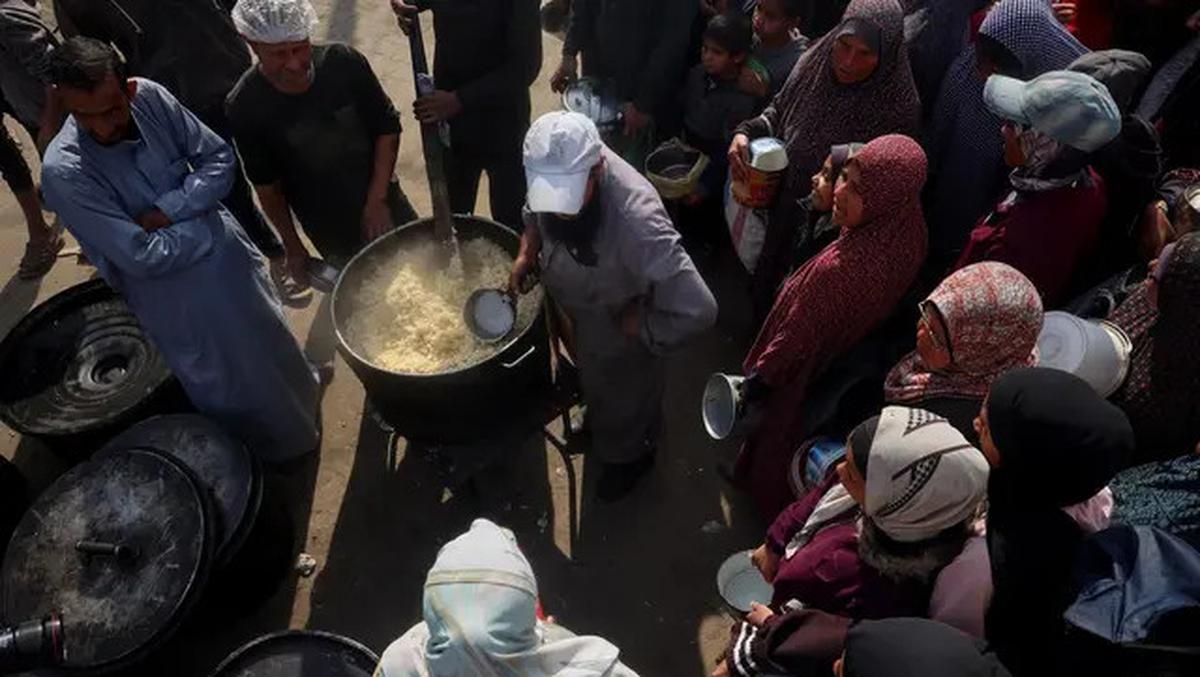 Krisis Pangan, Pengungsi Palestina Rela Berdesakan Demi Dapatkan Makanan