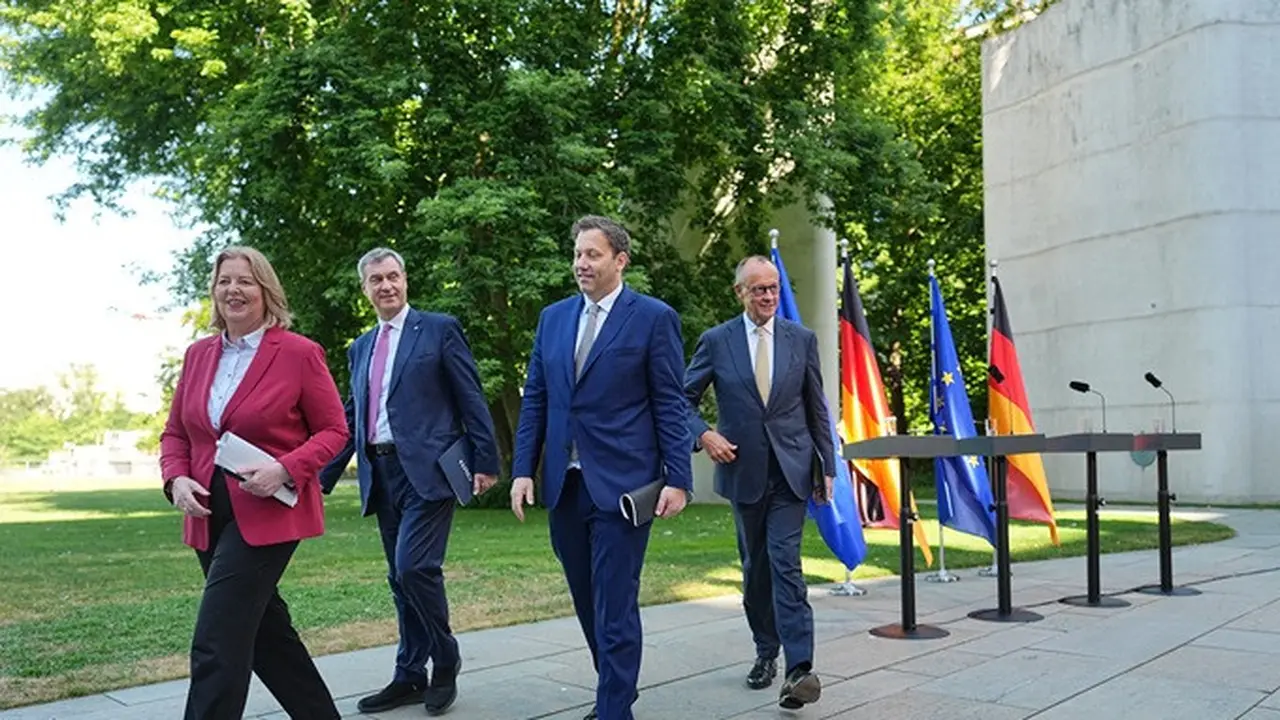 Dari kiri, Menteri Tenaga Kerja Jerman Bärbel Bas, Perdana Menteri Bavaria sekaligus Ketua CSU Markus Söder, Menteri Keuangan Lars Klingbeil, dan Kanselir Friedrich Merz meninggalkan lokasi konferensi pers seusai rapat komite koalisi.
