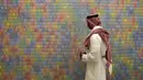 Seorang pria Saudi melihat karya seni seniman Korea Do Ho Suh di Pusat Kebudayaan Dunia King Abdulaziz, juga dikenal sebagai Ithra, di Dammam, Arab Saudi, Minggu (27/6/2021).  Pusat ini dibangun oleh Saudi Aramco dan diresmikan oleh Raja Salman pada 2016. (AP Photo/Amr Nabil)