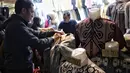 Seorang pria memilih busana muslim di Pasar Tanah Abang Blok A, Jakarta, Minggu (5/5/2019). Warga Jakarta dan sekitarnya sudah mulai memadati kawasan tersebut untuk berbelanja perlengkapan dan kebutuhan menyambut bulan Ramadan. (Liputan6.com/Faizal Fanani)
