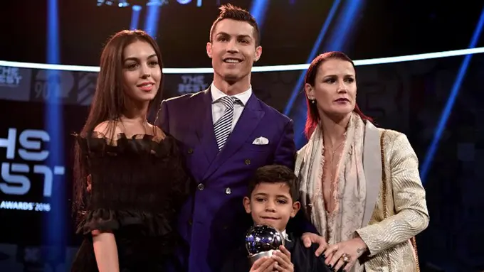 [Bintang] Cristiano Ronaldo dan Georgina Rodriguez