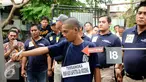 Salah satu tersangka penyerangan polisi hingga tewas melakukan reka ulang kejadian di kawasan Berlan, Jakarta, Jumat (19/2/2016). Tersangka memeragakan 54 adegan penyerangan terhadap dua anggota polisi. (Liputan6.com/Helmi Fithriansyah)