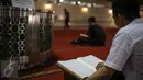 Umat muslim ketika membaca ayat suci Alquran di Masjid Istiqlal, Jakarta, Kamis (18/6/2015). Selain membaca Alquran, memasuki bulan Ramadan warga memenuhi Masjid Istiqlal untuk berisitrahat sambil menunggu waktu berbuka puasa. (Liputan6.com/Faizal Fanani)