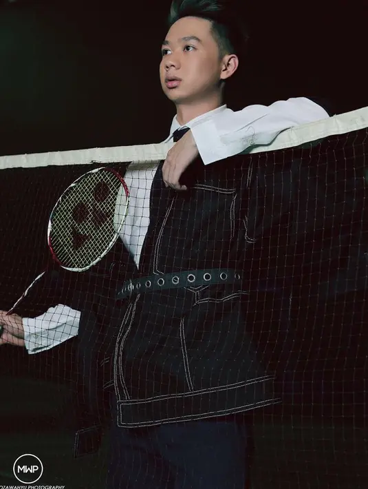 Tak sedikit orang mengagumi paras tampan pria yang sempat dikabarkan dekat dengan Natasha Wilona ini. Dalam pemotretan kali ini, Kevin Sanjaya tampil menawan memakai busana formal dan berpose dengan memegang raket.(Liputan6.com/IG/@kevinsanjaya)