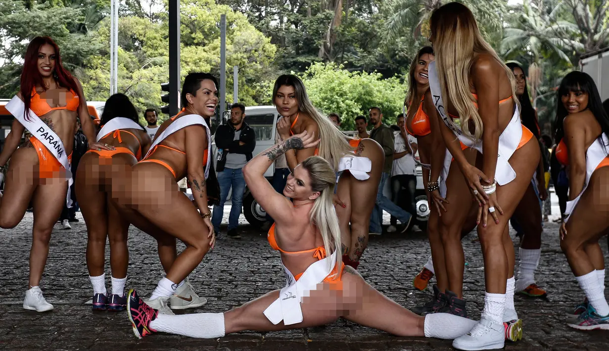 Sejumlah wanita seksi berpose di Paulista Avenue, Sao Paulo, Senin (8/8). Mengenakan bikini, para wanita tersebut mempromosikan kontes Miss BumBum 2016 yaitu kontes yang menganugerahi wanita dengan pantat terindah seantero Brasil. (Miguel SCHINCARIOL/AFP)