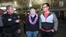 Menpora, Imam Nahrawi (kanan) bersama atlet panjat tebing putri Indonesia, Aries Susanti Rahayu (tengah) di Bandara Soetta, Tangerang, Rabu (16/5). Aries berhasil meraih emas pada IFSC World Cup Chongqing di Tiongkok. (Liputan6.com/Helmi Fithriansyah)