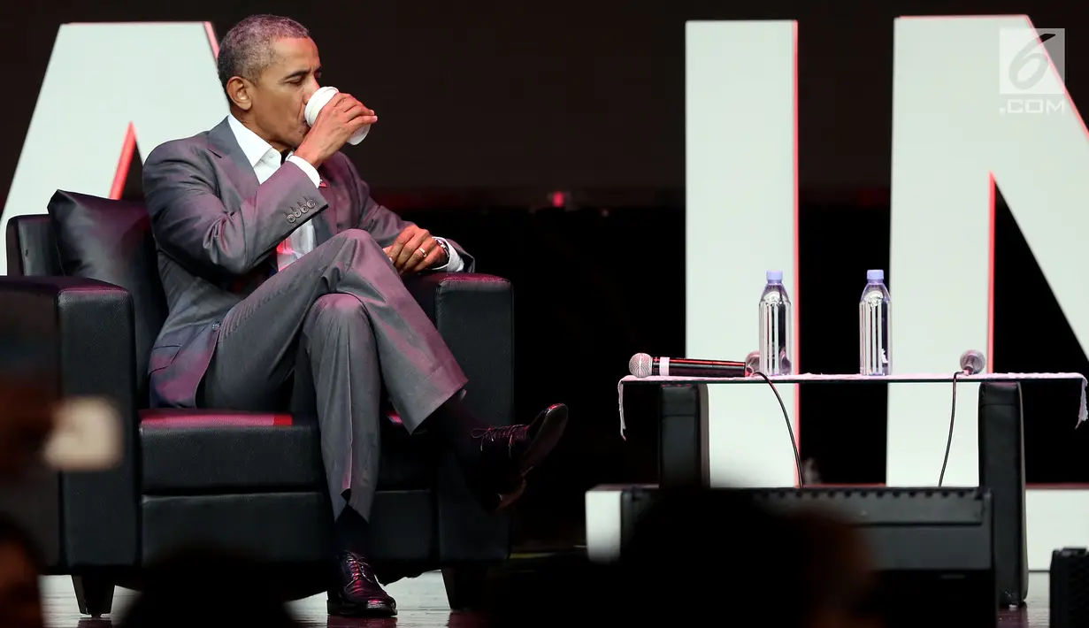 Presiden AS ke-44, Barack Obama saat minum disela acara 4th Congress of Indonesian Diaspora di Kota Kasablanka, Jakarta, Sabtu (1/7). (Liputan6.com/Johan Tallo)