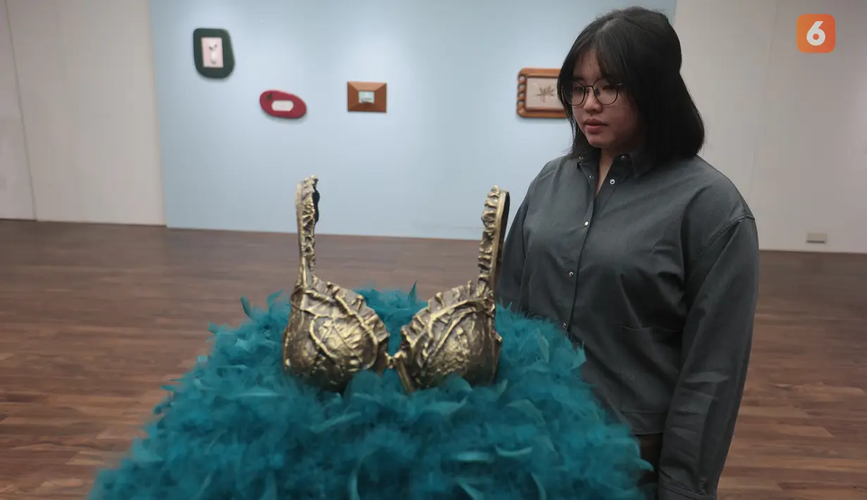 Pengunjung melihat sejumlah karya yang dipamerkan dalam pameran As all gather in commons yang menghadirkan karya lima seniman, Dian Utami, Ella Wijt, Meliantha Muliawan, Sekarputi Sidhiawati, dan Theresia Agustina Sitompul. Pameran ini mengangkat tema domestisitas, identitas, masa kanak-kanak, perempuan, dan keibuan melalui beragam medium, mulai dari lukisan, tekstil, keramik, cetakan, karya tiga dimensi hingga benda temuan. (KLY/Budy Santoso)