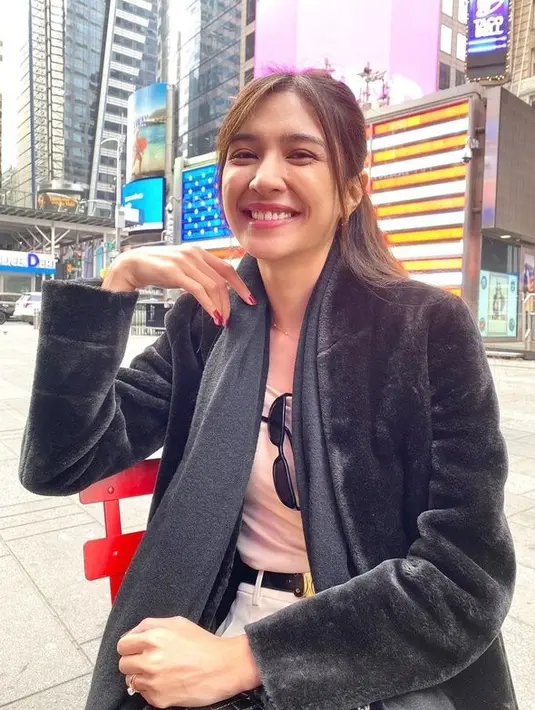 <p>Walaupun tak mengenakan makeup, Mikha tetap terlihat cantik menawan. [Foto: instagram.com/miktambayong]</p>