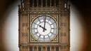 Lonceng Big Ben di menara jam terkenal di gedung parlemen Inggris, London resmi membisu, Senin (21/8). Lonceng terakhir Big Ben terdengar pukul 12 siang waktu setempat sekaligus menandakan dimulainya proses restorasi dan renovasi (AP Photo/Frank Augstein)