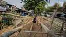 Pedagang membersihkan batang pinang yang akan dijual di kawasan Manggarai, Jakarta, Selasa (6/8/2019). Menjelang HUT RI ke-74 , penjual batang pinang musiman memasarkan dagangannya yang biasa digunakan untuk perlombaan panjat pinang. (Liputan6.com/Faizal Fanani)