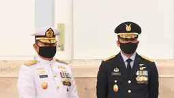 Laksamana TNI Yudo Margono (kiri) dan Marsekal TNI Fadjar Prasetyo (kanan) bersiap mengikuti upacara pelantikan Kepala Staf Angkatan Laut (KSAL) dan Kepala Staf Angkatan Udara (KSAU) di Istana Negara, Jakarta, Rabu (20/5/2020). (ANTARA FOTO/Hafidz Mubarak A/POOL)