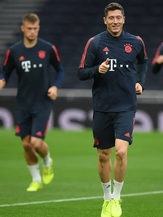 Penyerang Bayern Munchen, Robert Lewandowski melakukan pemanasan saat sesi latihan tim di Tottenham Hotspur Stadium, London (30/9/2019). Munchen akan bertanding melawan tuan rumah Tottenham Hotspur pada grup B Liga Champions. (AFP Photo/Daniel Leal-Olivas)