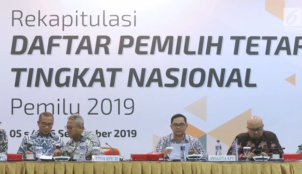 Komisioner KPU RI, Viryan membacakan hasil rekapitulasi DPT tingkat nasional saat rapat pleno di Jakarta, Rabu (5/9). Rapat pleno dihadiri perwakilan partai politik peserta Pemilu 2019. (Liputan6.com/Helmi Fithriansyah)