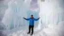 Manajer dari proyek pembuatan Istana Es, Jesse Stone berpose di depan dinding es di Midway, Utah (27/12). Istana Es ini terdiri dari dinding es setinggi 20 kaki. (AP/Rick Bowmer)