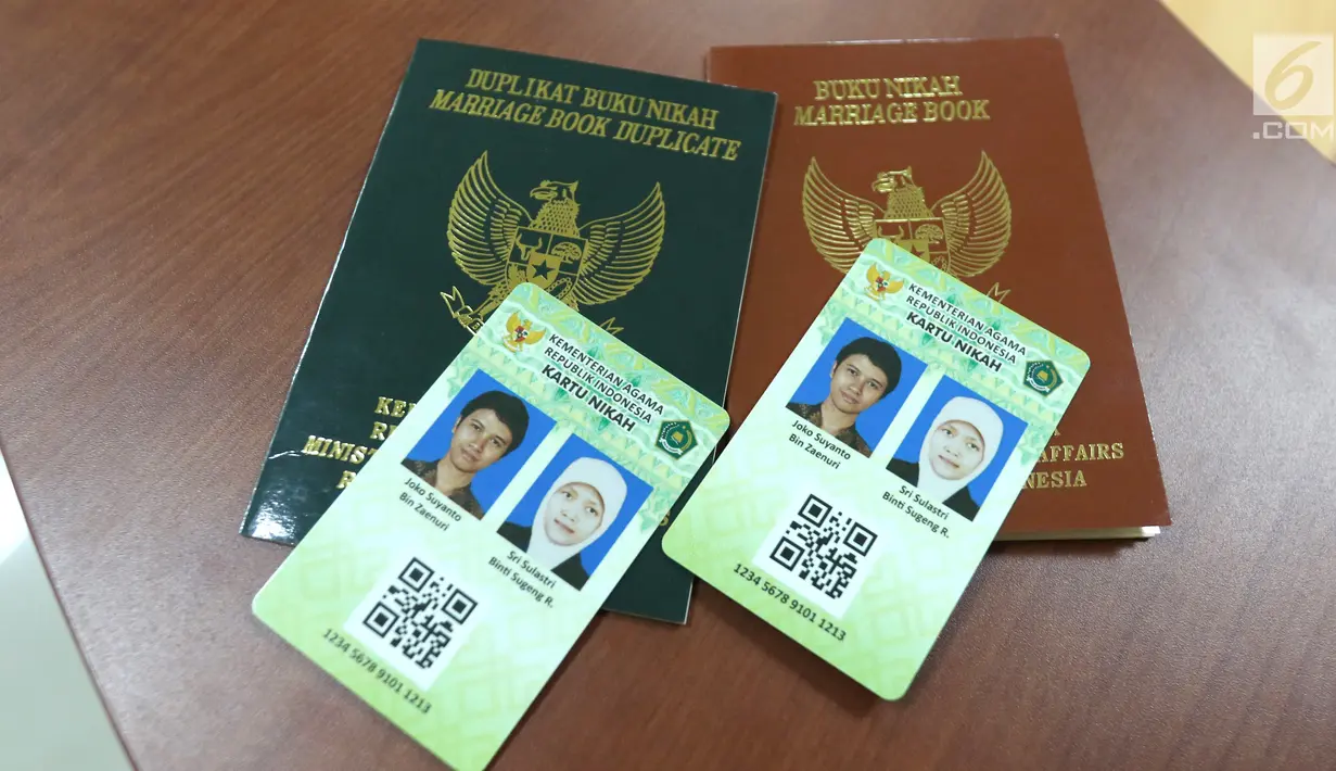 Buku dan Kartu Nikah yang dikeluarkan Kementerian Agama (Kemenag) di kantor Kemenag, Jakarta, Rabu (14/11). Kemenag akan mengeluarkan kartu nikah sebagai pelengkap buku nikah karena maraknya pemalsuan. (Liputan6.com/Angga Yuniar)