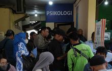 FOTO: Begini Suasana Antrean Pemohon SIM yang Sempat Membuat Server Down
