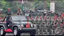 Panglima TNI Jenderal Moeldoko melakukan inpeksi pada prajurit yang hadir di upacara serah terima jabatan di Mabes TNI AD, Jakarta Pusat, jumat (25/7) (Liputan6.com/Faizal Fanani)