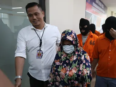 Polisi menunjukkan tersangka dan barang bukti saat menggelar rilis destructive fishing di Jakarta, Senin (18/11/2019). Polisi berhasil menangkap total 19 orang tersangka pelaku penangkapan ikan yang merusak lingkungan atau destructive fishing sepanjang tahun 2019. (Liputan6.com/Herman Zakharia)
