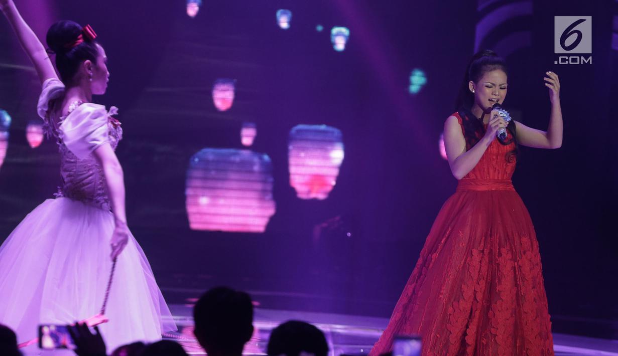 Aksi Putri asal Balikpapan dalam grand final Dangdut Academy 4 atau D'Academy 4 di Studio 5 Indosiar, Jakarta, Jumat (19/5). (Liputan6.com/Faizal Fanani)