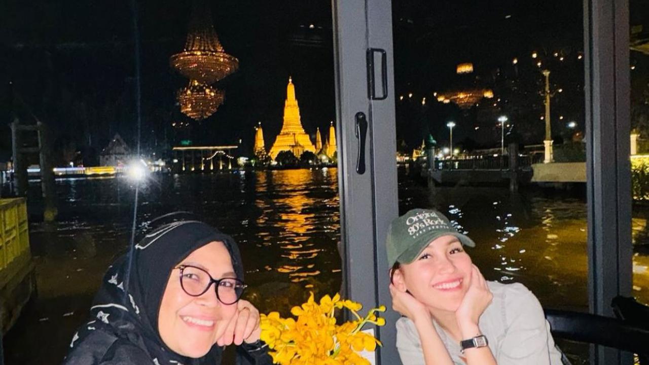 Curahan Hati Seorang Ibu, Umi Kulsum Janjikan Akan Selalu Ada untuk Ayu Ting Ting