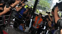 Ade Swara diperiksa sebagai tersangka dalam kasus dugaan pemerasan terkait dengan perizinan penerbitan surat persetujuan pemanfaatan ruang di Karawang, Jawa Barat. (Liputan6.com/Miftahul Hayat)