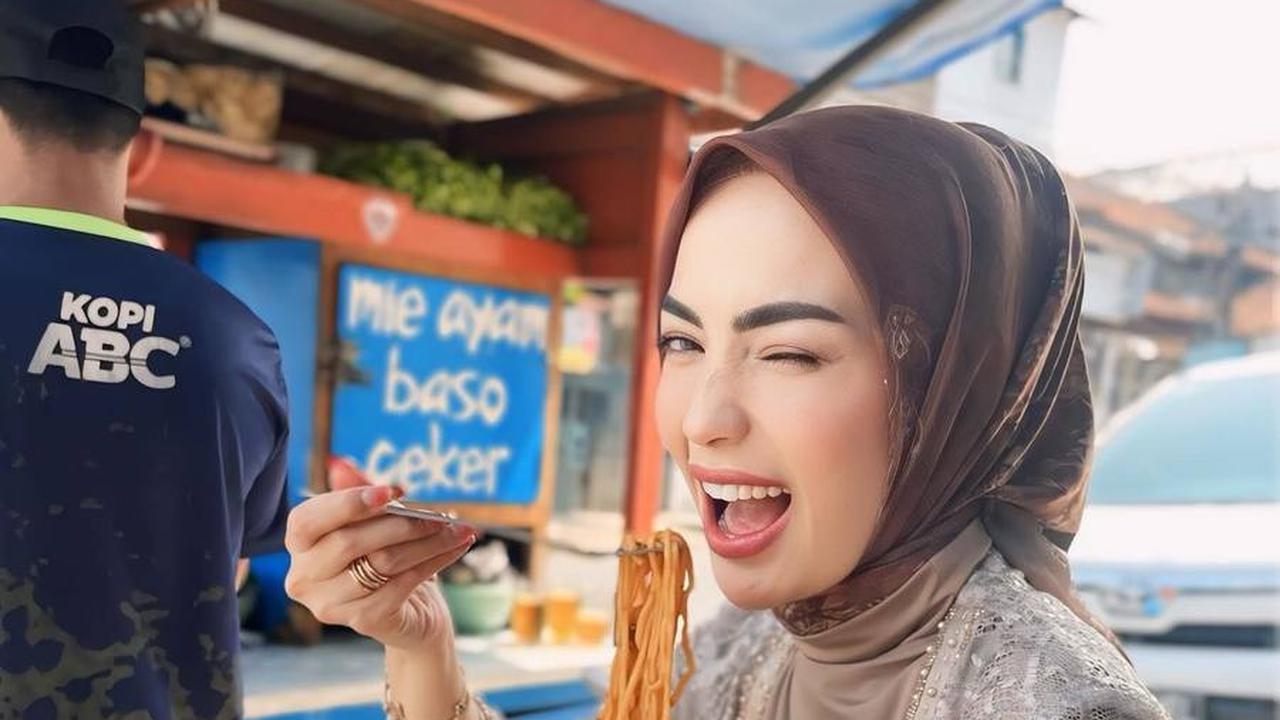 Nggak hanya makan mie ayam pinggir jalan, Imel juga terlihat menikmati serabi sederhana di postingan selanjutnya.