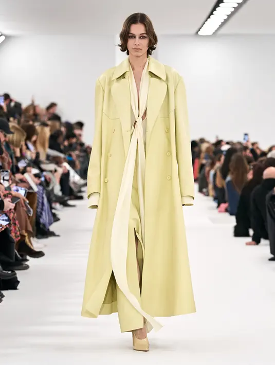 <p>Kali ini lebih radikal. Givenchy banyak bermain dengan siluet tumpuk, di mana bahan kulit ditempatkan di atas rajutan atau rok. Ada juga denim Jepang diikatkan pada houndstooth atau celana kicky dari kain busana pria. Foto: Document/Givenchy.</p>