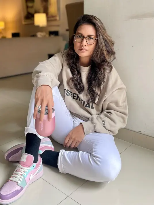 Untuk daily outfit, Raaihanun kerap mengandalkan sweater, long pants, dan sneakers. [Foto: IG/raihaanun].