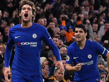 Pemain Chelsea, Marcos Alonso (kiri) merayakan gol bersama rekannya Alvaro Morata saat melawan Brighton pada laga Premier League di Stamford Bridge, London, (26/12/2017). Chelsea menang 2-0. (AFP/Ben Stansall)