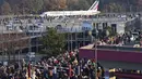 Penonton menyaksikan pesawat Air France melaju ke landasan pacu sebelum lepas landas terakhir dari bandara Tegel di Berlin, Jerman, Minggu (8/11/2020). Bandara Tegel Berlin akhirnya ditutup untuk selamanya pada hari Minggu (1/11) setelah beroperasi lebih dari 60 tahun. (John MACDOUGALL/Pool via AP)
