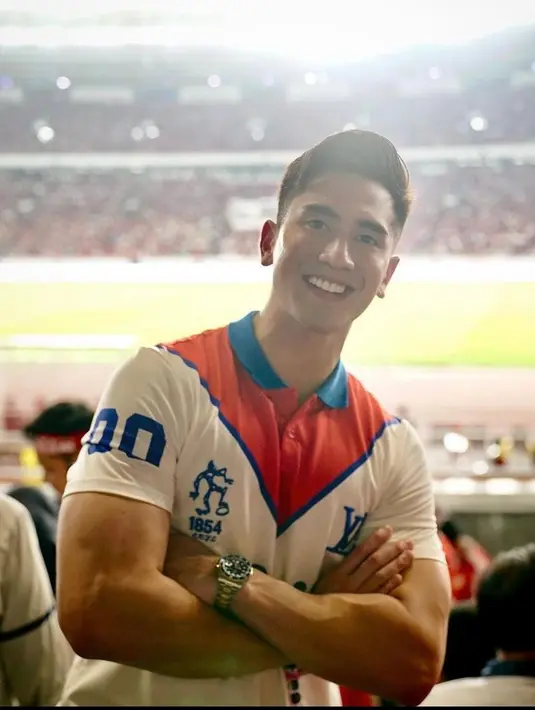 <p>Verrel Bramasta tampil kasual saat nonton laga FIFA Matchday Indonesia vs Argentina. [Foto: Instagram].</p>