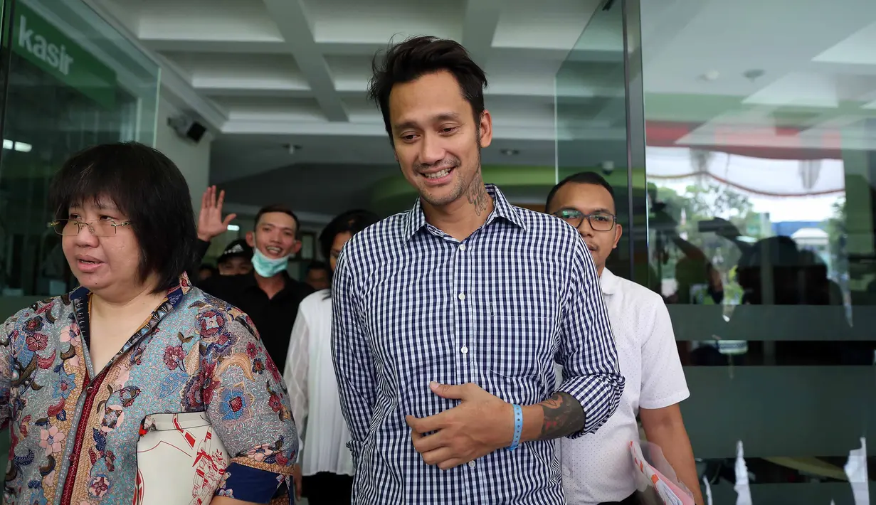 Setelah sang istri, Mieke Amalia, kini giliran Tora Sudiro yang bisa menghirup udara bebas kembali. Pengajuan penangguhan penahanan Tora dikabulkan pihak berwajib dan ia juga sudah tak menjalani perawatan di RSKO Cibubur. (Nurwahyunan/Bintang.com)