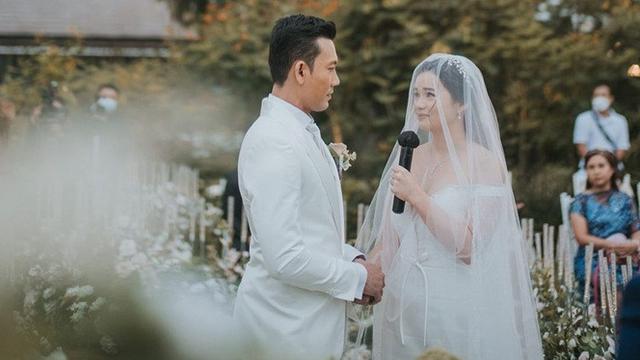 10 Potret Pernikahan Denny Sumargo dan Olivia Allan, Berkonsep Outdoor