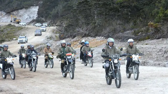 20170510-Aksi Jokowi Naik Motor Trail di Jalanan Wamena Papua-Pool