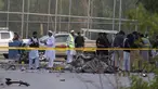 Petugas keamanan memeriksa lokasi serangan bom bunuh diri di Peshawar, ibu kota Khyber Pakhtunkhwa, di Pakistan, Selasa, 18 Juli 2023. (AP Photo/Mohammad Sajjad)