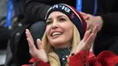 Ekspresi Putri Presiden AS Donald Trump yang juga penasihat senior Gedung Putih, Ivanka Trump ketika memberikan dukungan saat snowboard pria pada Olimpiade Musim Dingin Pyeongchang 2018, Korea Selatan, Sabtu (24/2). (Ed Jones/Pool Photo via AP)