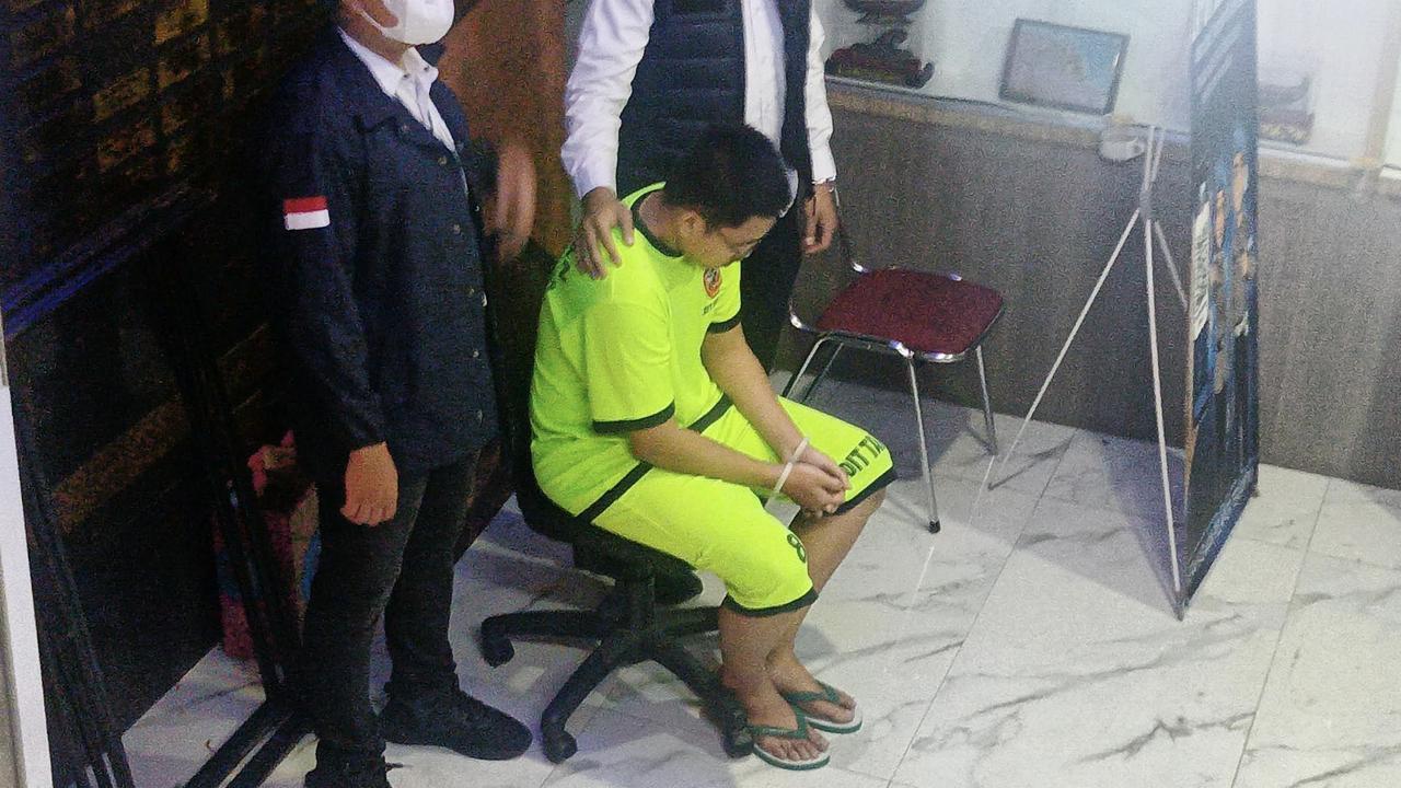Usai Ditetapkan Tersangka, Ini Tampang Resbob Tertunduk Lesu Pakai Baju Tahanan Hijau Neon