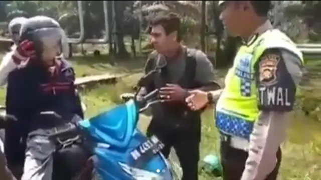 Mayat dibawa menggunakan sepeda motor