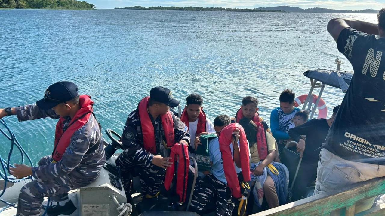 FOTO: TNI AL Evakuasi Korban Kecelakaan Kapal di Perairan Pulau Talise