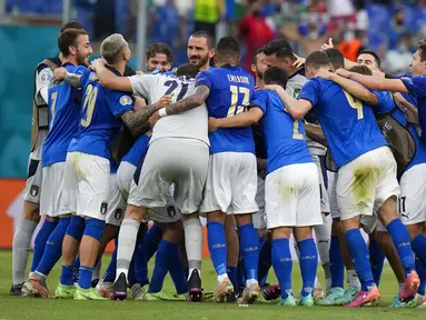 Para pemain Italia merayakan kemenangan atas Wales pada akhir pertandingan Grup A Euro 2020 di Stadion Olimpiade Roma, Italia, Minggu (20/6/2021). Italia menang 1-0. (AP Photo/Alessandra Tarantino, Pool via AP)