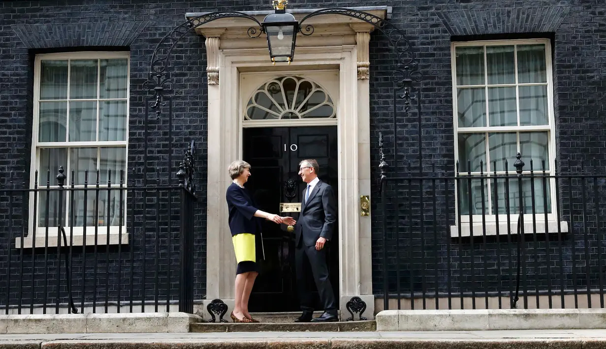 PM baru Inggris, Theresa May dan suaminya Philip saat tiba di 10 Downing Street, London, Inggris, (13/7). Theresa May terpilih setelah pemilihan internal Partai Konservatif yang berkuasa. (REUTERS/Dominic Lipinski/Pool)