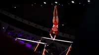 Pesenam putri Indonesia, Salsabilla Hadi Pamungkas beraksi pada nomor palang bertingkat dalam Kejuaraan Dunia Gimnastik 2025 di Indonesia Arena, Senayan, Jakarta, Selasa (21/10/2025). (Bola.com/Bagaskara Lazuardi)