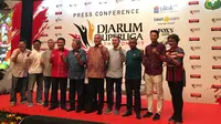 Pengurus PBSI dan pengurus klub-klub bulutangkis yang akan berkompetisi di Djarum Superliga Badminton 2019 berpose bersama dalam konferensi pers yang digelar di Hotel Kempinski, Jakarta, Kamis (31/1/2019). (Bola.com/Benediktus Gerendo Pradigdo)