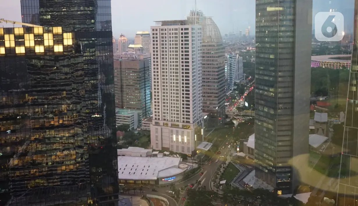 Suasana gedung perkantoran terlihat dari kawasan Senayan, Jakarta, Kamis (16/1/2020).Colliers International Indonesia memperkirakan pasar gedung perkantoran masih akan tertekan di tahun ini, penyebabnya ketidakseimbangan antara pasokan dengan permintaan. (Liputan6.com/Immanuel Antonius)