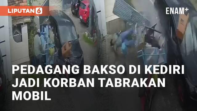 Pedagang bakso di Jongbiru, Kabupaten Kediri, tertabrak mobil melaju kencang. Gerobak bakso hancur, dengan pentol berserakan di jalan permukiman sempit