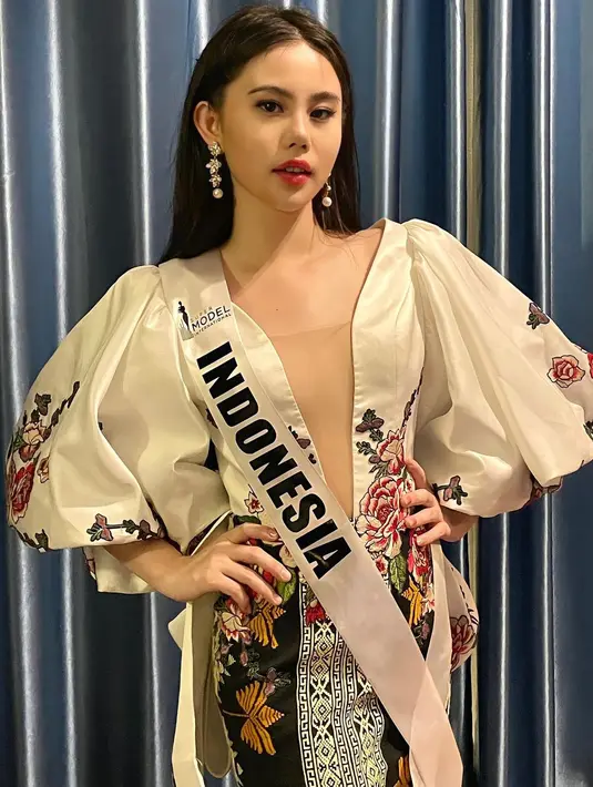 Gaun modern dengan perpaduan motif etnik yang subtle dan apik. (Foto: Instagram @zoe_levana)