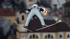 Pemain ski Norwegia, Anders Fannemel melayang di udara pada putaran percobaan turnamen Four Hills Ski Jumping ke-65 di Innsbruck, Austria, Rabu (3/1). Turnamen ski bergengsi itu akan berakhir di Bischofshofen pada 6 Januari2018. (AP/Matthias Schrader)