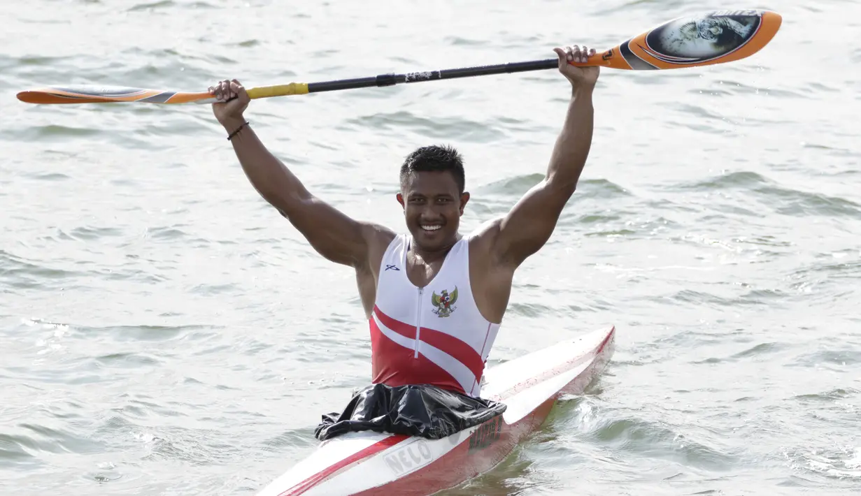Atlet canoe Indonesia, Maizir Ryondra, melakukan selebrasi usai tampil pada nomor 1000 meter SEA Games 2019 di Subic, Filipina, Jumat (6/12). Dirinya berhasil meraih medali emas dengan catatan waktu 3 menit 55,841 detik. (Bola.com/M Iqbal Ichsan)